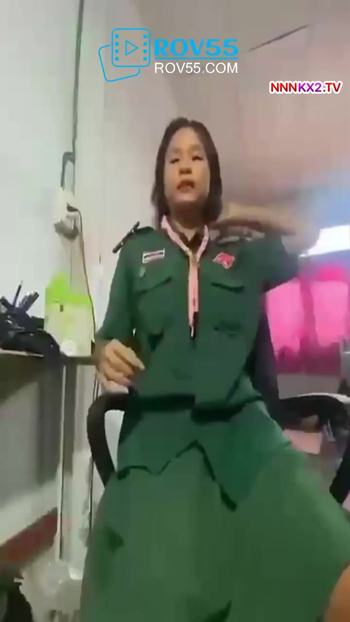 คลิปหลุดมาใหม่ นักเรียนเนตรนารีช่วงพักเที่ยง ตั้งกล้องเกี่ยวเบ็ดตัวเองสลับกับก้มลงทำให้ตัวเองโชว์ในห้องเรียนโครตเสียว
