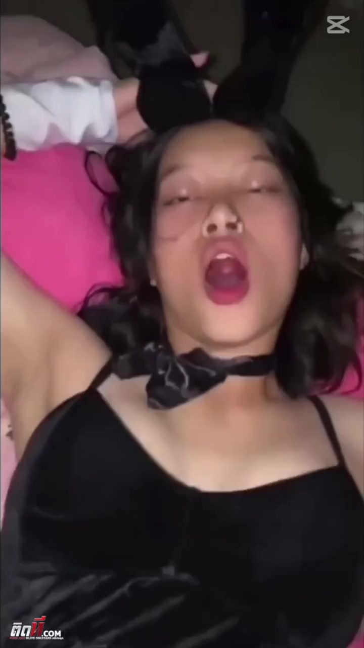 คลิปหลุดมาใหม่ เย็ดสดเมาค้าง ใส่ชุดคอสเพลย์หูกระต่ายยั่วๆ นอนถ่างขาให้หนุ่มก้มจัดจนแฉะก่อนโดนจับเสียบหีกระแทกอย่างฟิน
